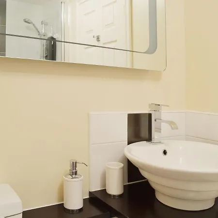 Flat 5 Victoria Bar Apts *